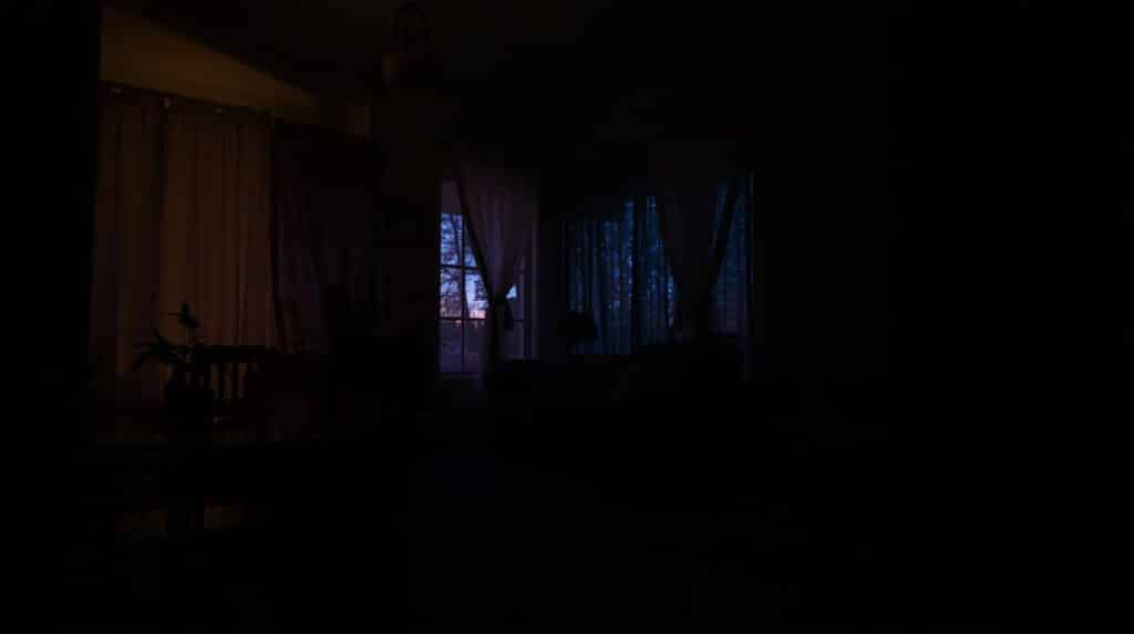 Residencia com luzes apagadas e uma janela de fundo