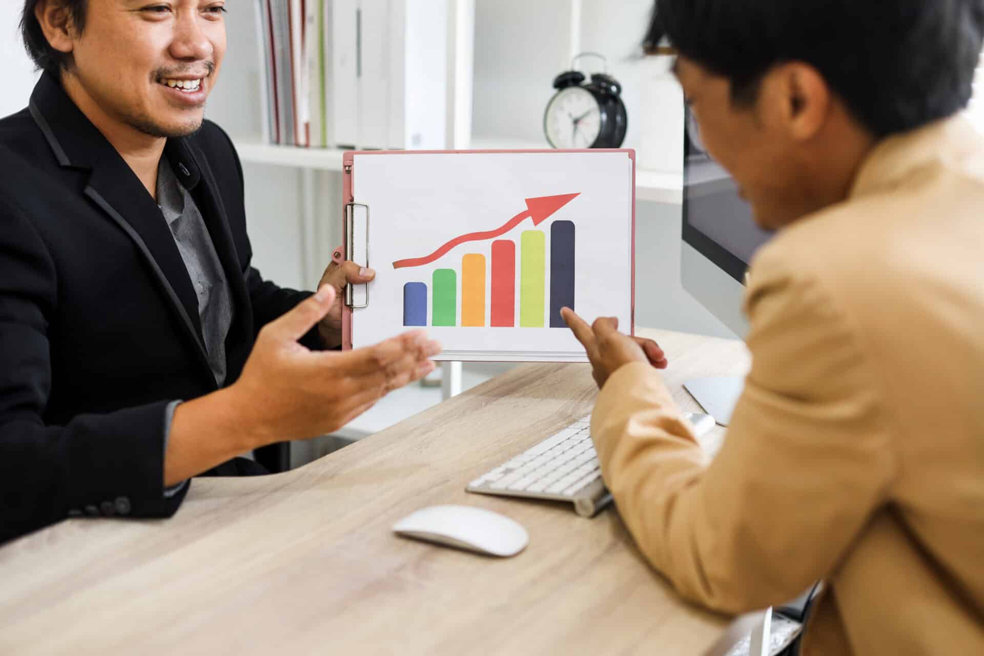Discussão de negoicios com um grafico subindo
