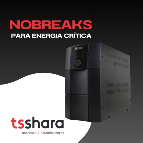 nobreak retangular preto da marca TS Shara, posicionado horizontalmente sobre uma superfície refletiva escura. O equipamento possui um design robusto com acabamento fosco e o logotipo da marca em destaque na parte frontal esquerda. À direita, há um painel com um botão de liga/desliga circular e indicadores de LED.