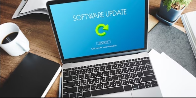 um notebook ligado em cima de uma mesa