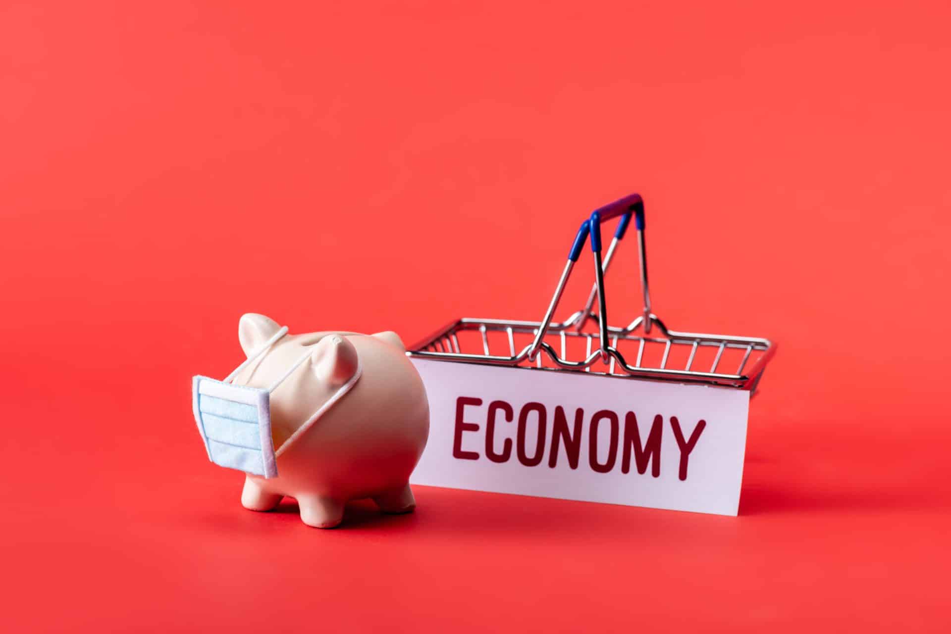 uma ilustração de um cofre em formato de porco segurando um carrinho de compras escrito economia