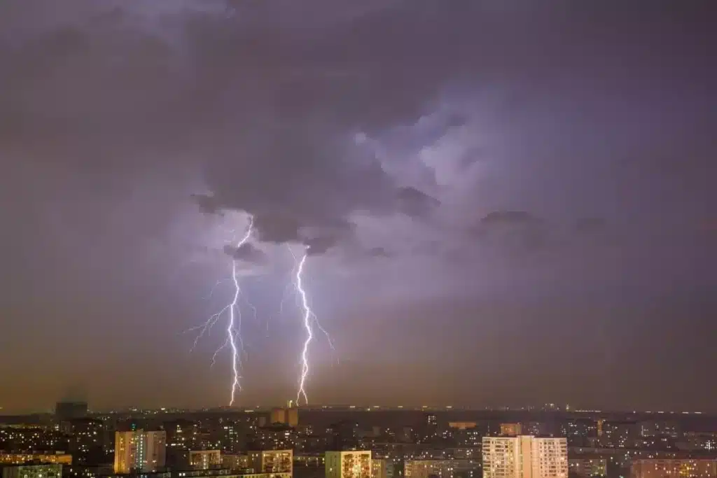 um raio caindo na cidade, tempo de chuva
