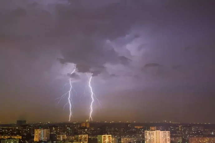 um raio caindo na cidade, tempo de chuva