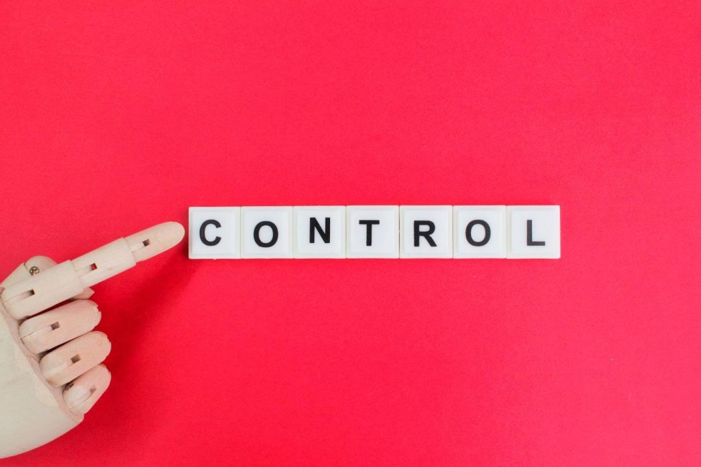um fundo azul com plaquinhas com letras escrito controle