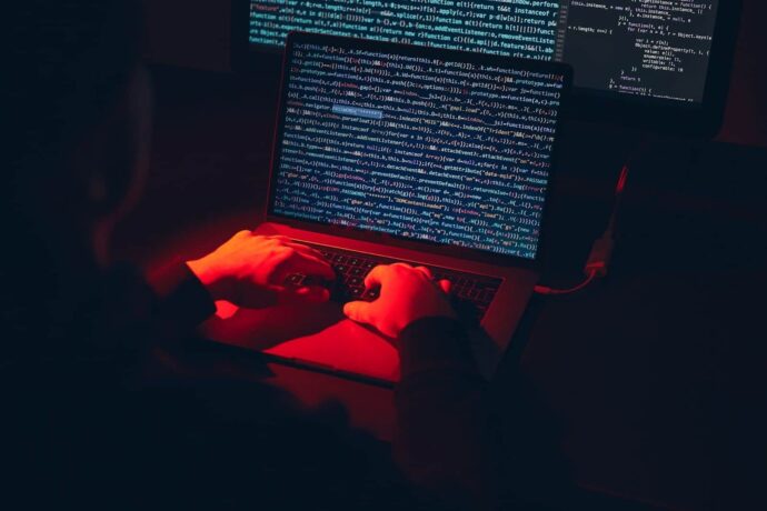 um compuador com vários dados e códigos de TI, com fundo escuro