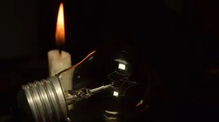 Lampada quebrada com vela ascesa atras-TS Shara