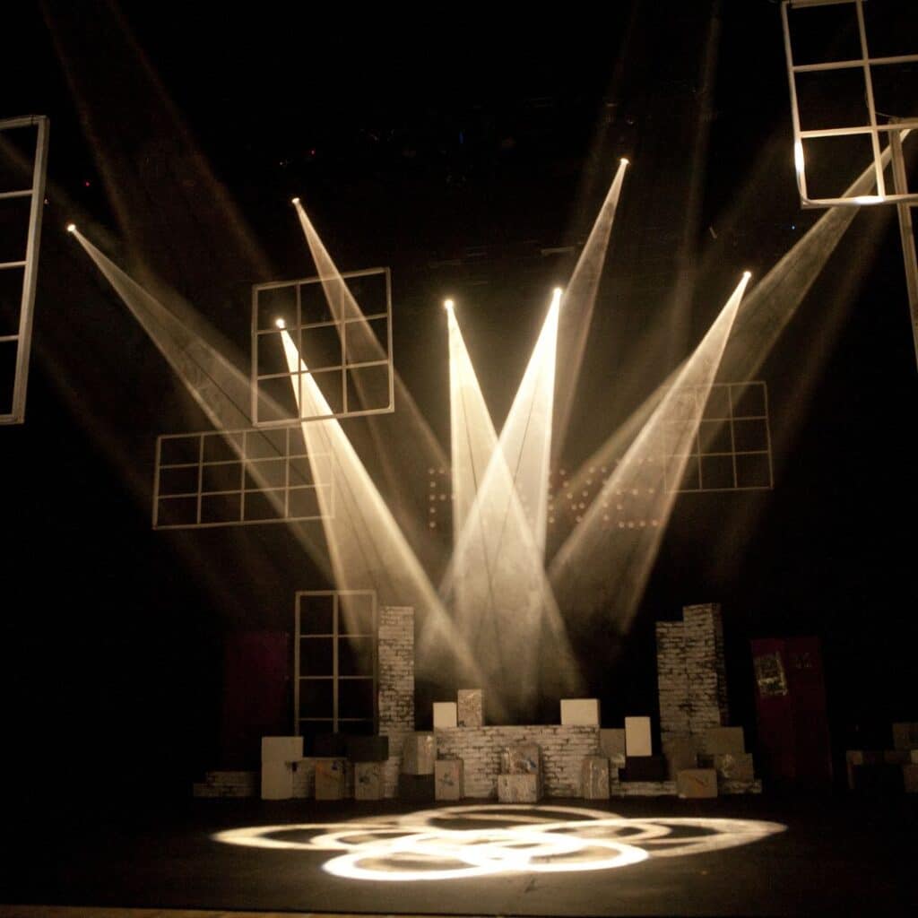 tipo um teatro todo iluminado com luzes de teatro
