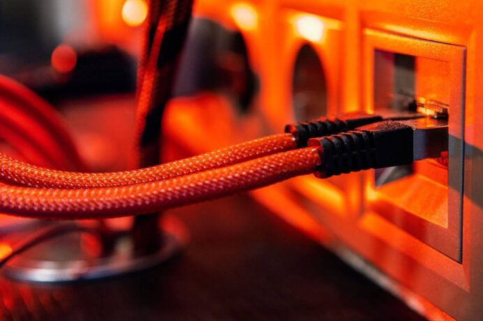 fios conectados a algum aparelho em um estúdio de aúdio