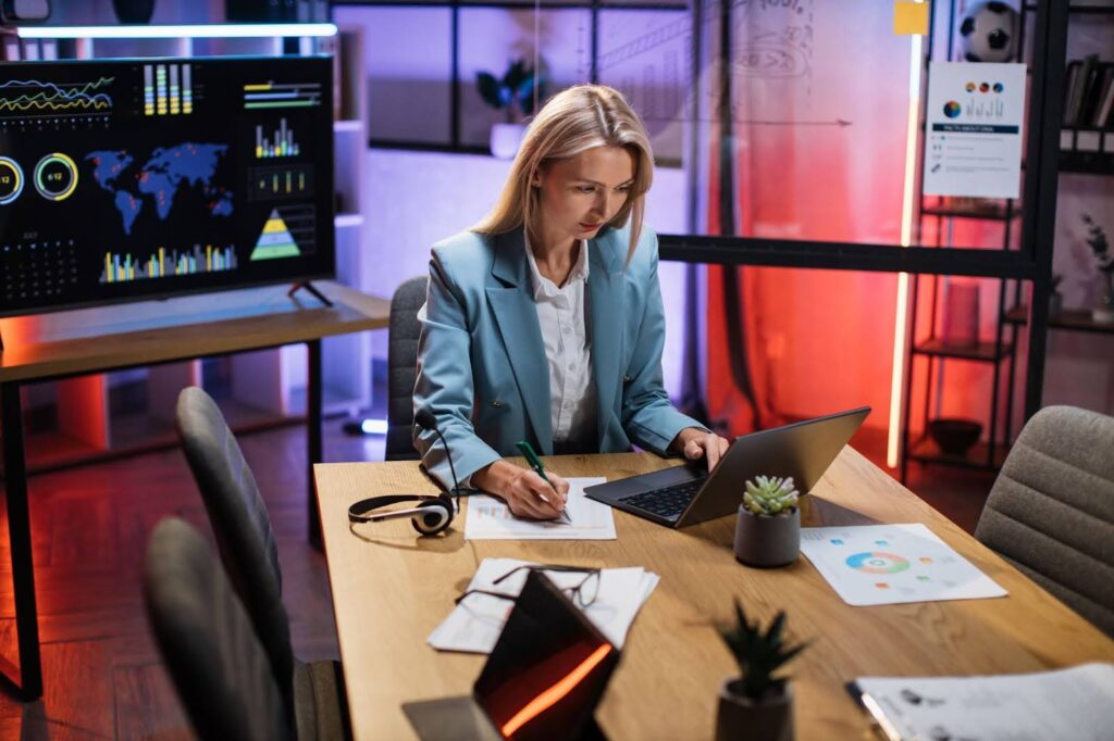 uma mulher trabalhando em home office