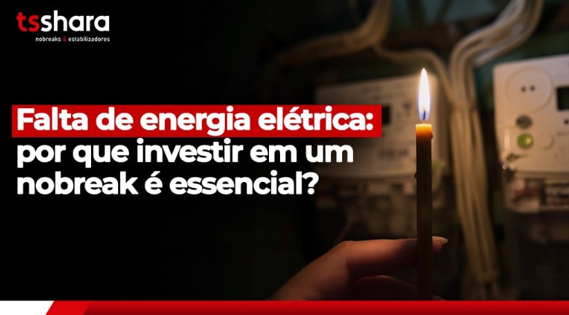 Pessoa segurando vela acesa durante queda de energia.