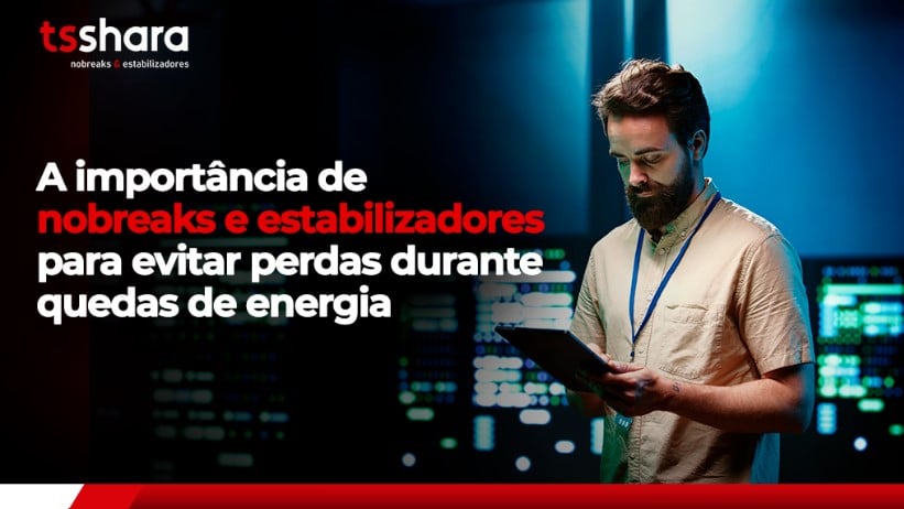Técnico em data center utilizando tablet ao lado de servidores iluminados.