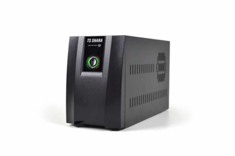 A imagem apresenta um equipamento eletrônico chamado no-break, que é utilizado para fornecer energia de reserva em caso de falha na energia elétrica. O modelo é preto e compacto, com um botão de liga/desliga circular e uma luz indicadora colorida na frente. O dispositivo é robusto e possui orifícios de ventilação visíveis nas laterais, e seu design moderno transmite uma sensação de funcionalidade e tecnologia.