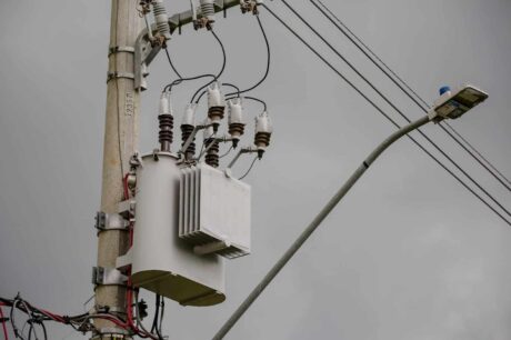 Embora os sistemas de UPS (Nobreak) sejam essenciais para muitas empresas, existem **alternativas** que podem ser consideradas dependendo das necessidades específicas do seu negócio. Uma opção é o uso de **geradores de energia**, que são capazes de fornecer uma fonte robusta e contínua em caso de **falta total de energia elétrica**. Os geradores são ideais para empresas que necessitam de **energia contínua** por períodos mais longos e que operam em áreas com quedas de energia frequentes. Outra alternativa são os **estabilizadores**, que ajudam a proteger equipamentos sensíveis contra oscilações na rede elétrica. Embora os estabilizadores não ofereçam **backup de energia** como um UPS, eles podem minimizar danos causados por flutuações na **tensão elétrica**, oferecendo uma camada adicional de proteção. Além disso, investir em **baterias recarregáveis** pode ser uma solução viável para **pequenas operações ou home offices**, onde a necessidade de tempo prolongado sem energia não é tão crítica. Essas baterias podem fornecer energia suficiente para manter dispositivos essenciais funcionando por curtos períodos, sem a complexidade de um UPS mais robusto. É **crucial avaliar as necessidades da sua empresa** antes de decidir pela utilização exclusiva do UPS ou optar por essas alternativas. A escolha certa pode garantir a **continuidade dos seus serviços** e também proteger suas operações contra imprevistos elétricos. Sempre busque soluções que se alinhem com o **perfil da sua empresa** e que proporcionem **segurança e eficiência** no dia a dia operacional.
