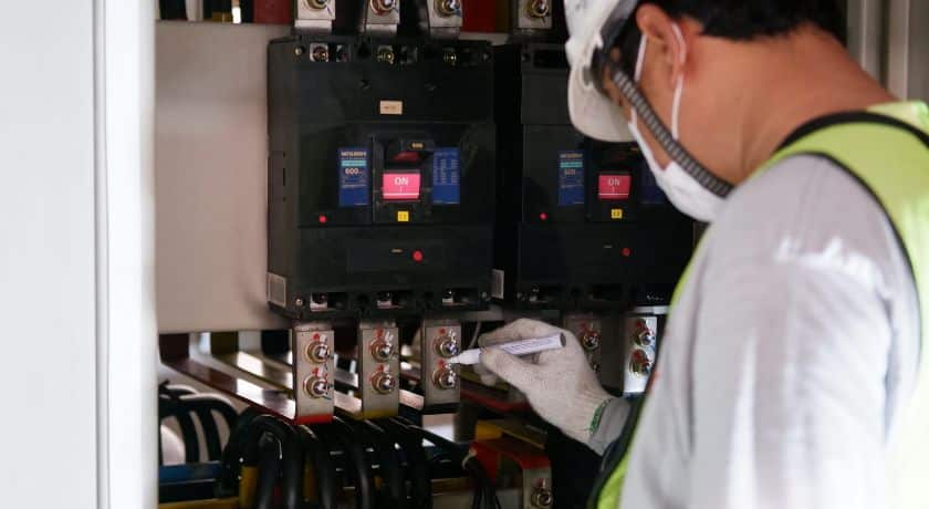 caixa de energia eletrica e um eletricista