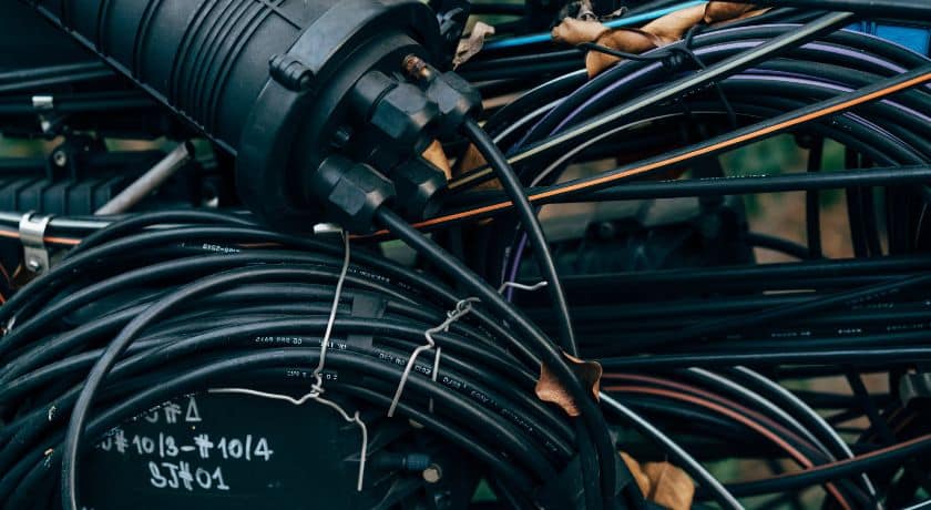 um emaranhado de fios pretos juntos