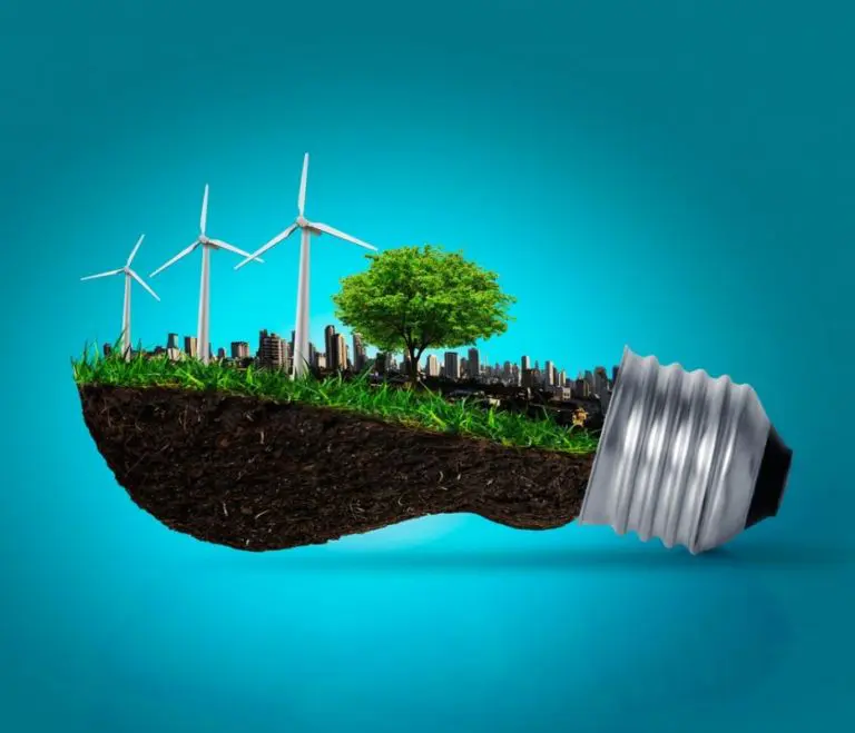 Uma imagem de uma lâmpada em forma de terra flutuante, simbolizando energia verde. Sobre a terra há grama, uma árvore, três turbinas eólicas e a silhueta de uma cidade.