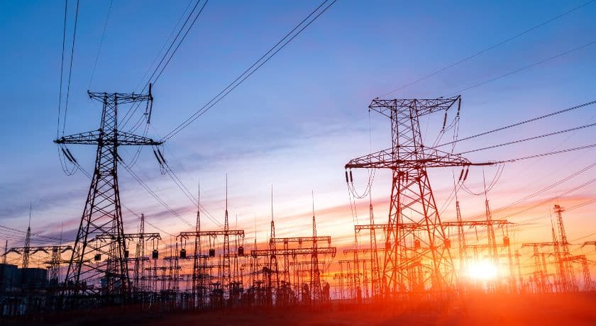 várias torres de energia elétrica