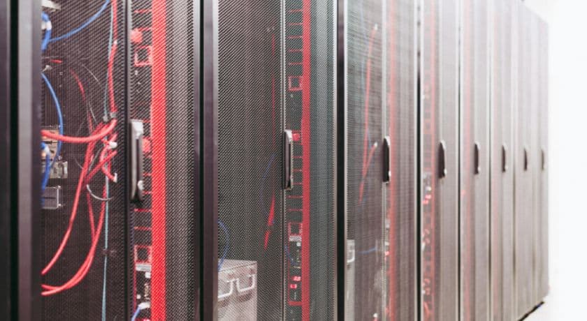imagem de um grande data center preto e vermelho